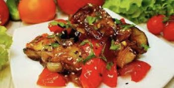 Баклажаны жареные в крахмале в кисло-сладком соусе (55)