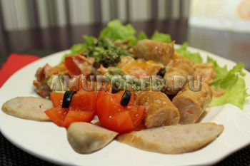 Колбаски куриные жареные с овощами в сливочном соусе