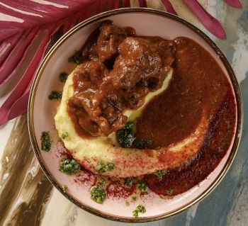 Нежные телячьи щечки с картофельным пюре