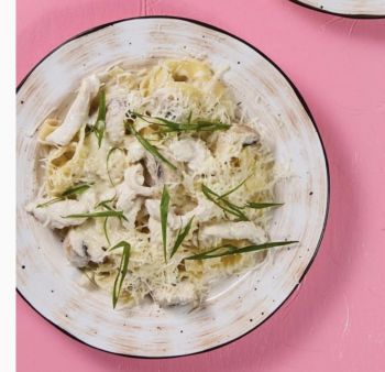 Паста с курицей и грибами в сливочном соусе