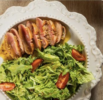 Салат с утиной грудкой слабой прожарки