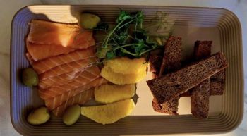 Лосось слабосоленый с гренками