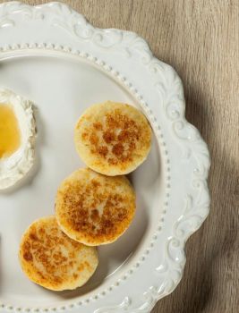 Сырники с клубникой и сырным кремом