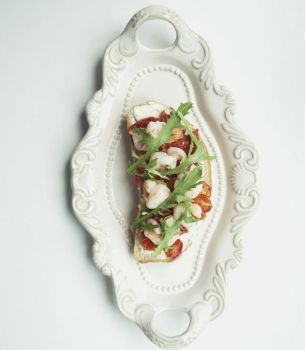 Брускетта с креветками и вялеными томатами