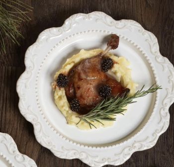 Утиная ножка с жареными томатами и картофельным пюре