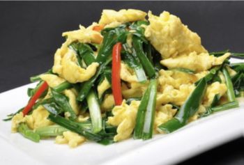 Жареное яйцо  с черемшой (130)