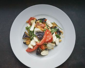 Теплый салат из хрустящих баклажанов с сыром Фета