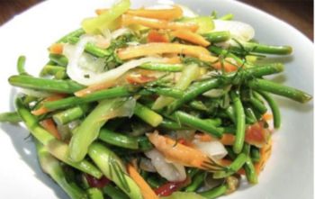 Побеги чеснока с картофелем фри и мясом (65)