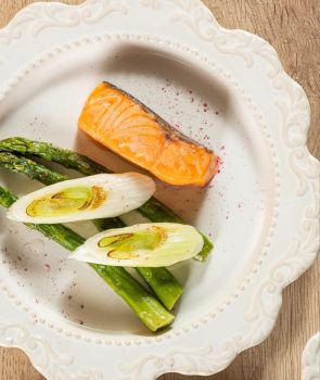 Лосось Су-Вид с салатом из свежих овощей