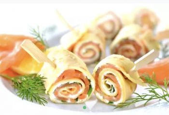 Блинные роллы с лососем и огурцом