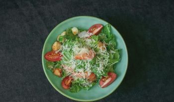 Салат «Цезарь» с креветками 