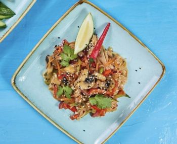 Рисовая лапша с овощами и грибами