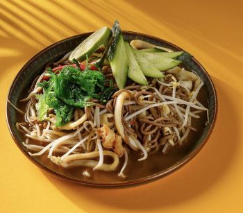 Соба с креветкой и кальмаром Соба с креветкой и кальмаром