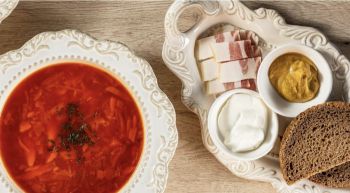 Борщ с мясом косули, салом и бородинским хлебом