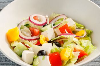 Салат из свежих овощей с греческим сыром